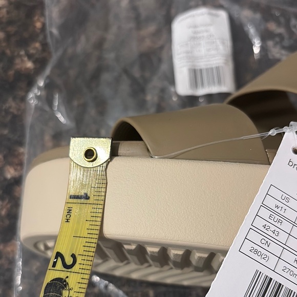 NWT - 11W CROCS Cream Sandals with Chunky Platform and Wide Straps - Picture 6 of 10